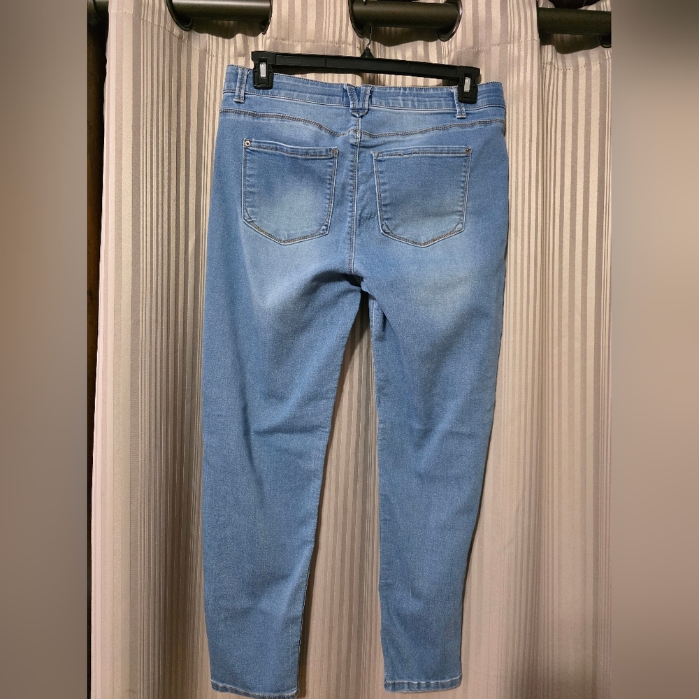 Stylish Light Blue Women's Cropped Jeans - Picture 2 of 5